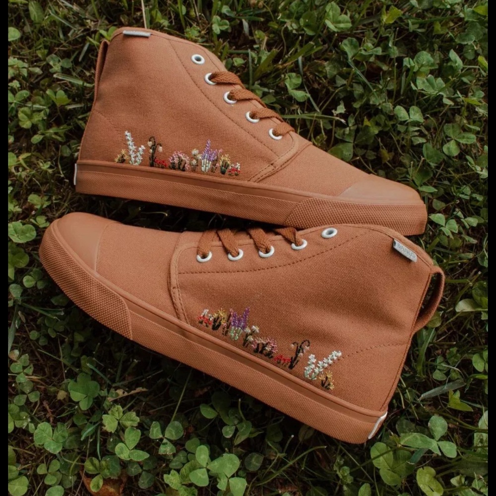BANGS FLORAL HIGH TOP SHOES Women's size 6 in color SAHARA SAND